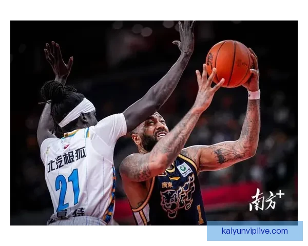 北京主场力克广东锁定半决赛 周琦奎因联手砍下高分